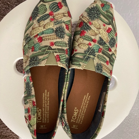 TOMS Classic Slip-on Shoes - Picture 3 of 6